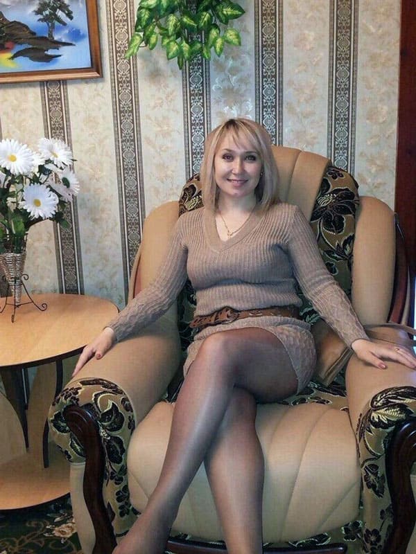 Русские женщины позируют в чулках дома