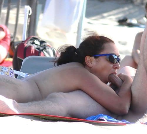 Фото нудистов занимающихся сексом прямо на пляже 7 из 30 фото
