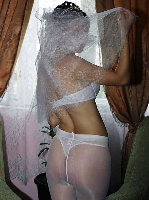 Сексуальные невесты в белых чулках с подвязками 14 из 30 фото