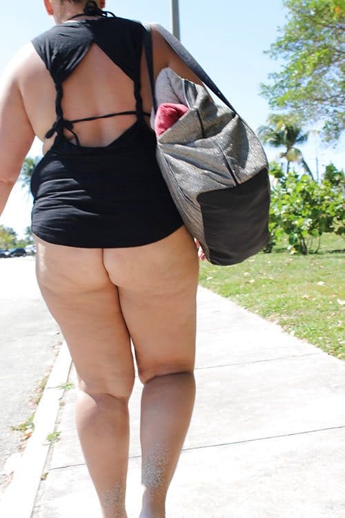 Незаметно снимаем молодую толстушку по пути на пляж 1 из 11 фото