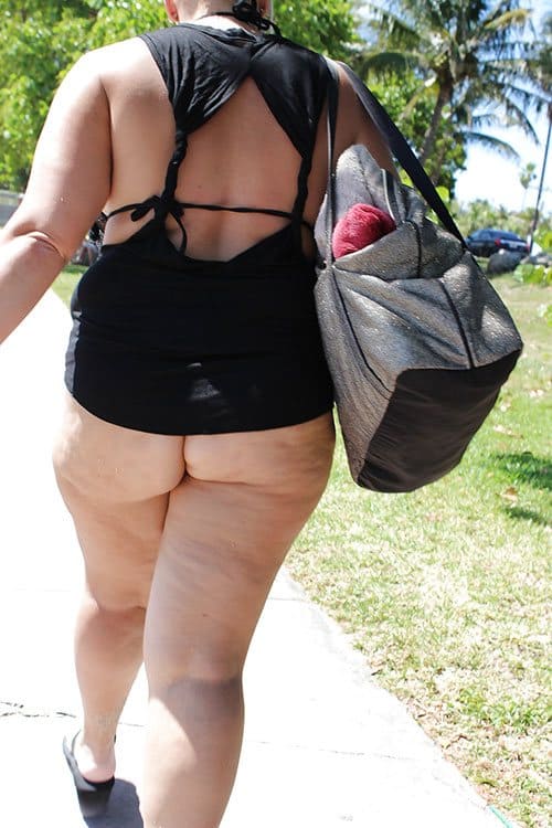 Незаметно снимаем молодую толстушку по пути на пляж 3 из 11 фото