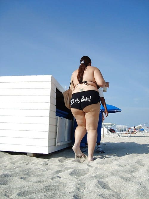 Незаметно снимаем молодую толстушку по пути на пляж 5 из 11 фото
