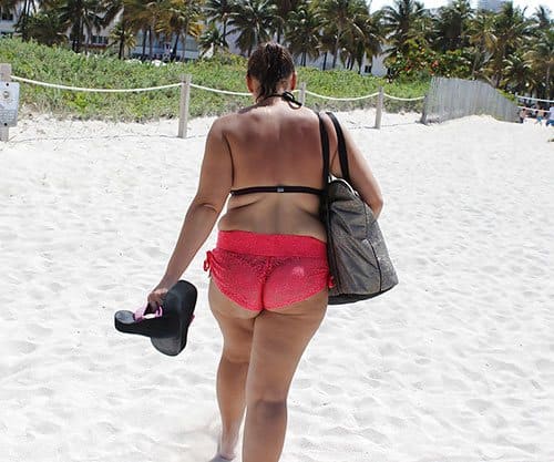 Незаметно снимаем молодую толстушку по пути на пляж 9 из 11 фото