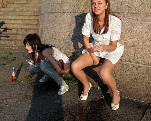 Три пьяные девчонки писают в центре города 12 из 16 фото