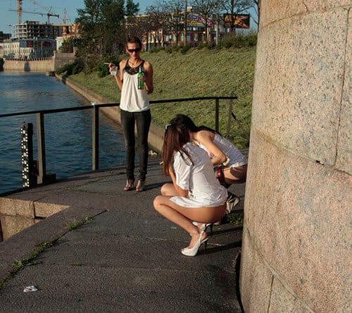 Три пьяные девчонки писают в центре города 2 из 16 фото
