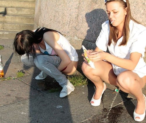 Три пьяные девчонки писают в центре города 5 из 16 фото