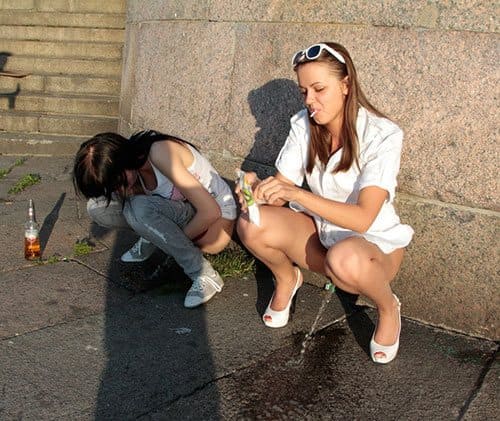 Три пьяные девчонки писают в центре города 6 из 16 фото