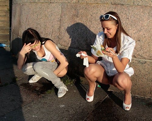 Три пьяные девчонки писают в центре города 9 из 16 фото