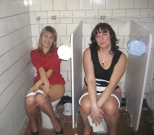 Взрослые женщины писают в общественном туалете 10 из 30 фото