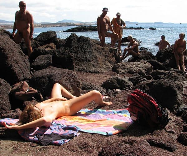 Жена мастурбирует перед толпой дрочеров на общественном пляже фото