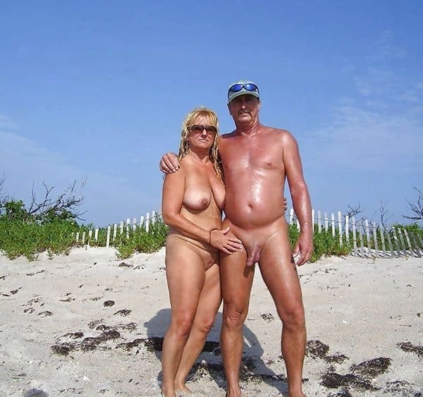 Семьи нудистов на пляже загорают и фоткаются голые 13 из 30 фото