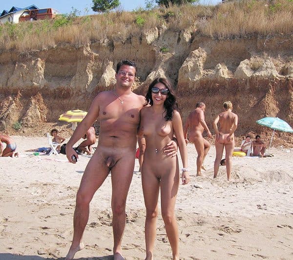 Семьи нудистов на пляже загорают и фоткаются голые 16 из 30 фото