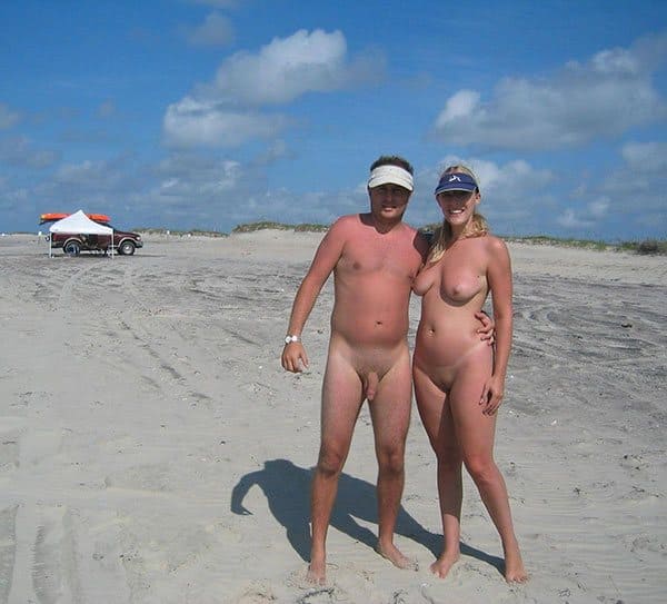 Семьи нудистов на пляже загорают и фоткаются голые 22 из 30 фото