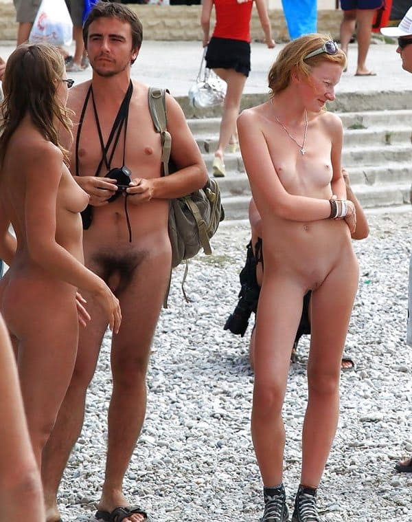 Семьи нудистов на пляже загорают и фоткаются голые 24 фото