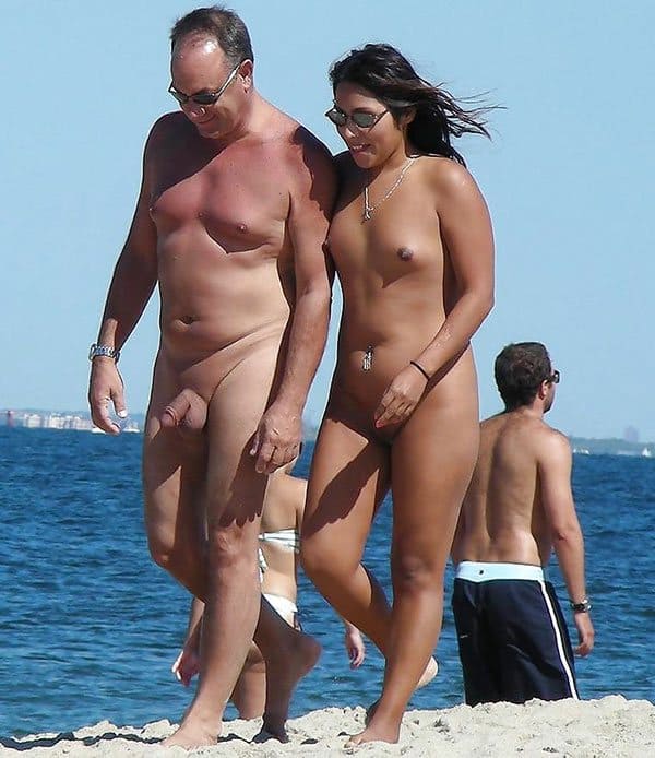 Семьи нудистов на пляже загорают и фоткаются голые 27 фото