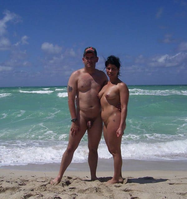 Семьи нудистов на пляже загорают и фоткаются голые 7 из 30 фото