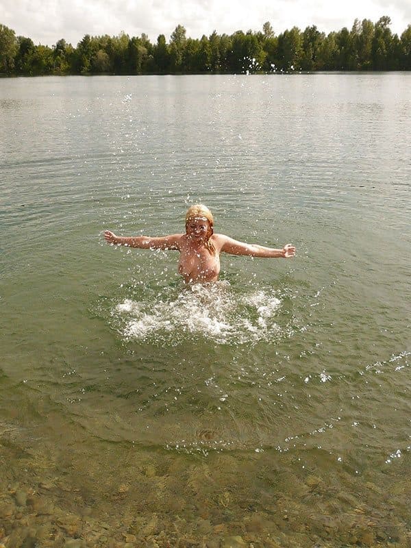 Одинокие голые девушки купаются в диких местах природы 15 из 30 фото