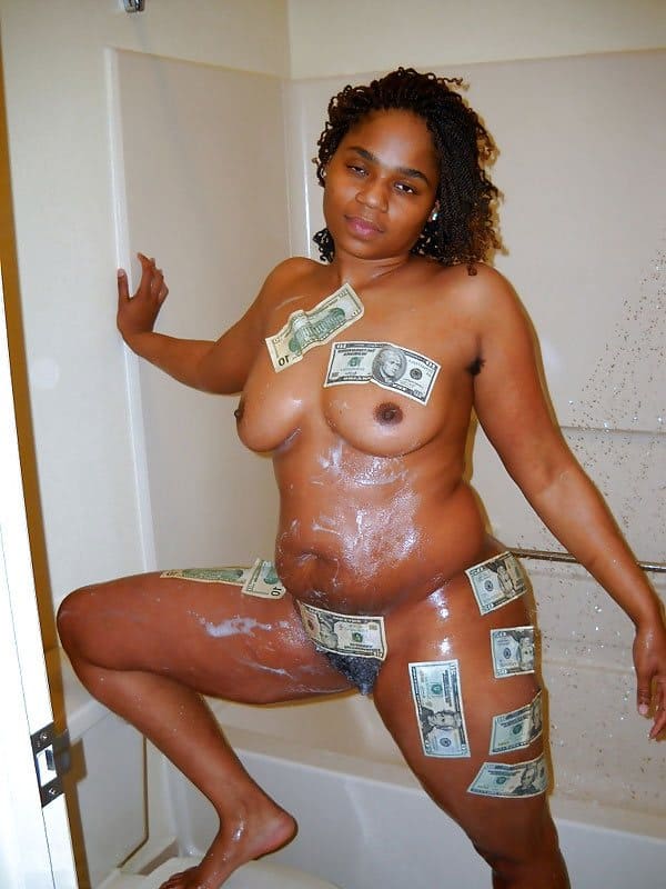 Негритянка хвастается зарплатой заработанной пиздой в придорожном мотеле 1 из 8 фото