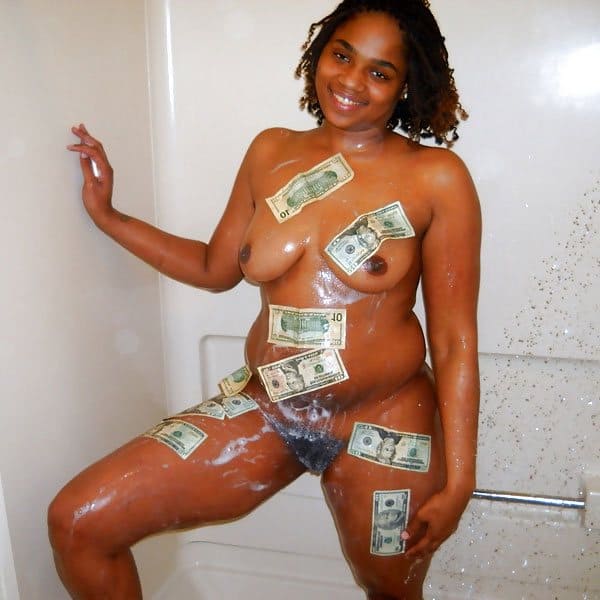 Негритянка хвастается зарплатой заработанной пиздой в придорожном мотеле 8 из 8 фото