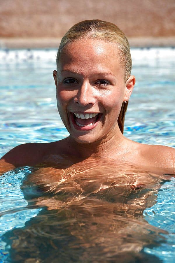 Симпатичная девчонка голышом купается в бассейне фото