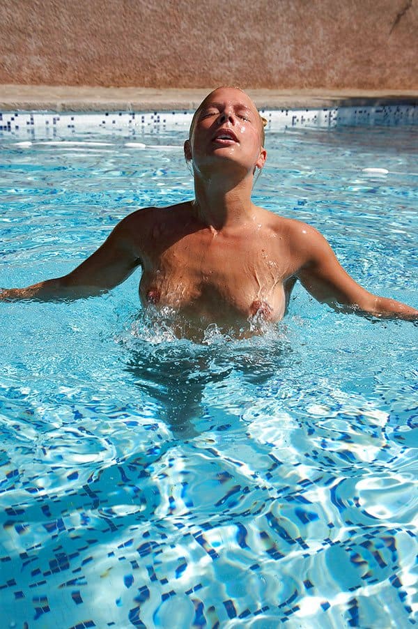 Симпатичная девчонка голышом купается в бассейне фото