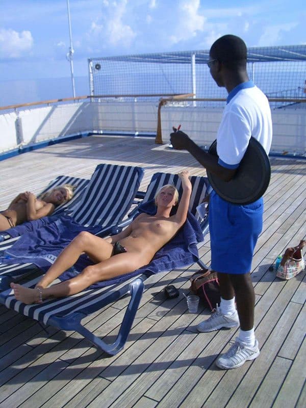 Белые женщины едут на отдых ради пляжного секса с большим черным членом 6 из 30 фото