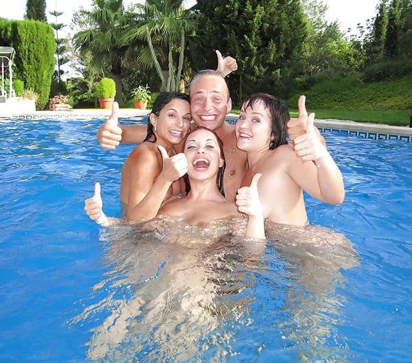 Оргия с тремя девушками в необычных позах возле бассейна фото
