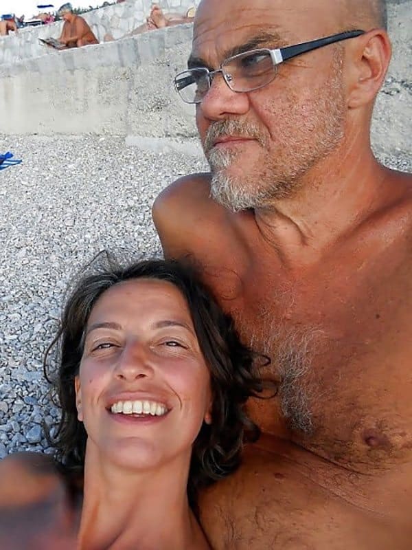 Зрелая семейная пара нудистов отдыхает на море 9 из 15 фото