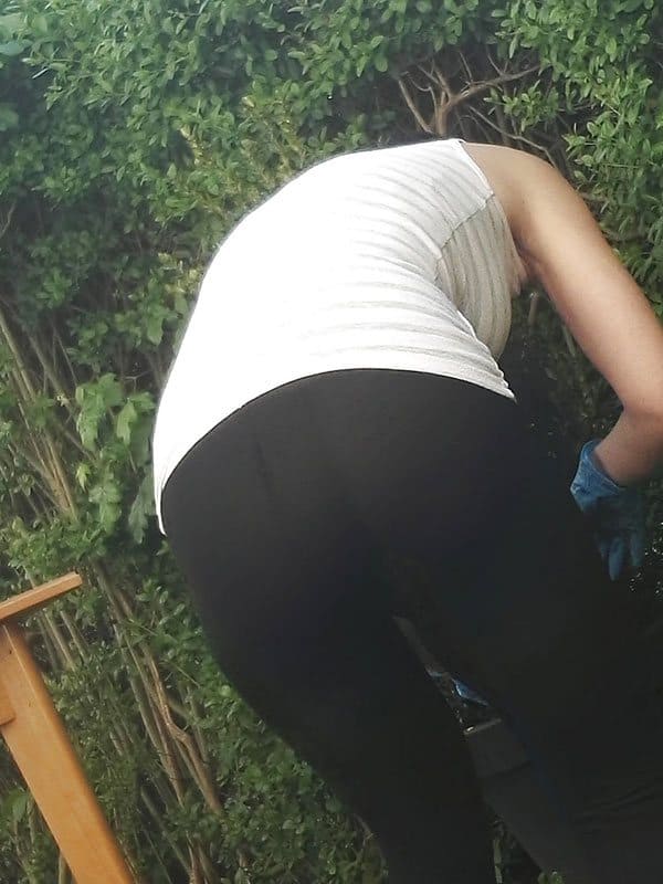 Жена работает в саду в прозрачных леггинсах без трусиков 13 из 15 фото