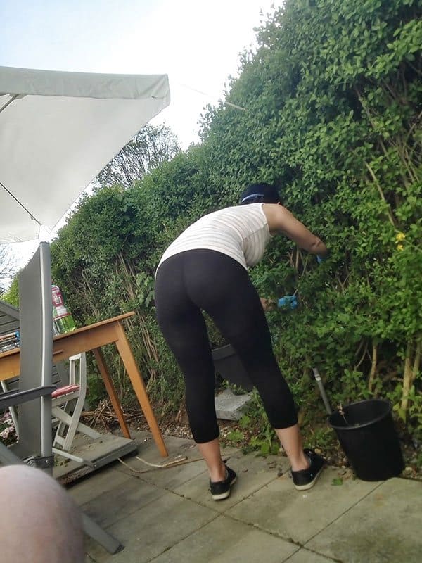 Жена работает в саду в прозрачных леггинсах без трусиков 6 из 15 фото