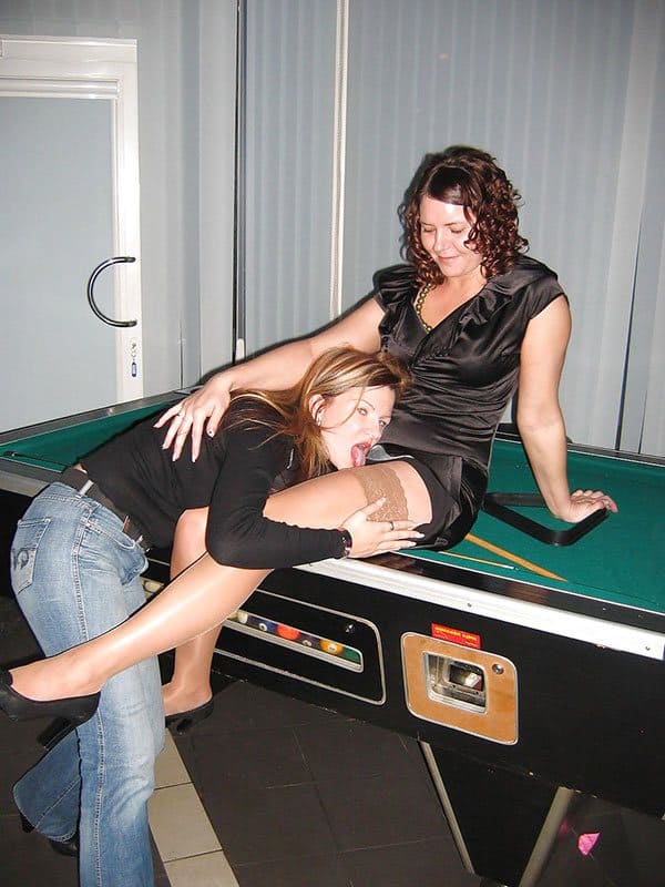 Пьяные девки задирают друг другу юбки и стягивают трусы на камеру 14 из 30 фото