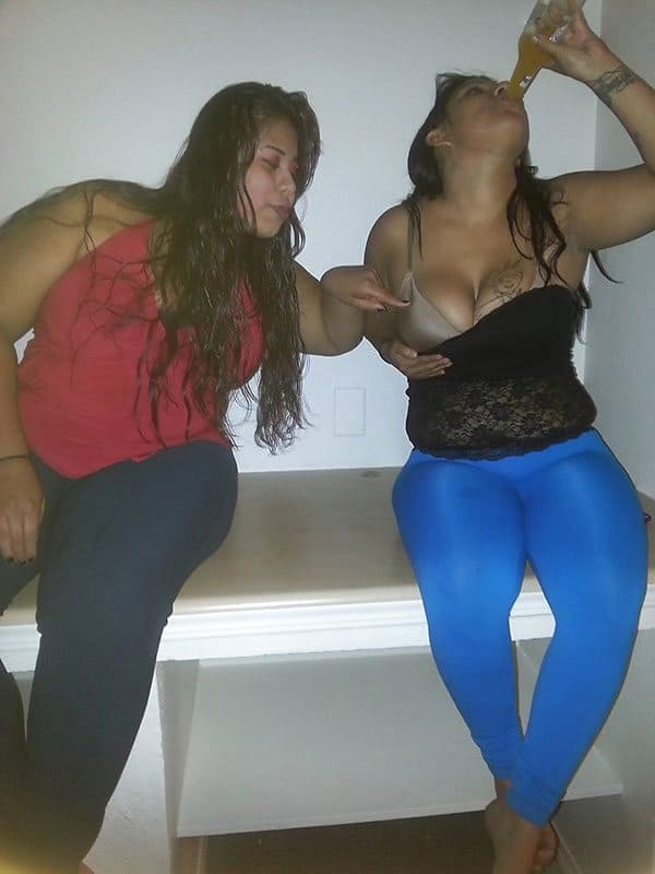 Пьяные девки задирают друг другу юбки и стягивают трусы на камеру 17 из 30 фото