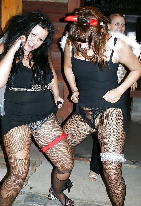 Пьяные девки задирают друг другу юбки и стягивают трусы на камеру 20 из 30 фото