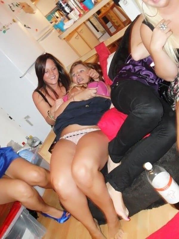 Пьяные девки задирают друг другу юбки и стягивают трусы на камеру 24 из 30 фото