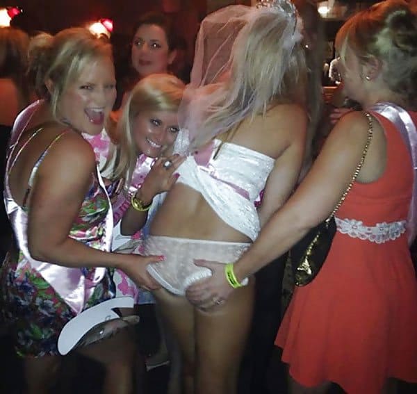 Пьяные девки задирают друг другу юбки и стягивают трусы на камеру 28 из 30 фото