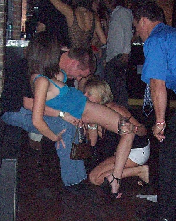Пьяные девки задирают друг другу юбки и стягивают трусы на камеру 29 из 30 фото