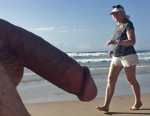Реакция девушек на голый член эксгибициониста на пляже 8 из 18 фото