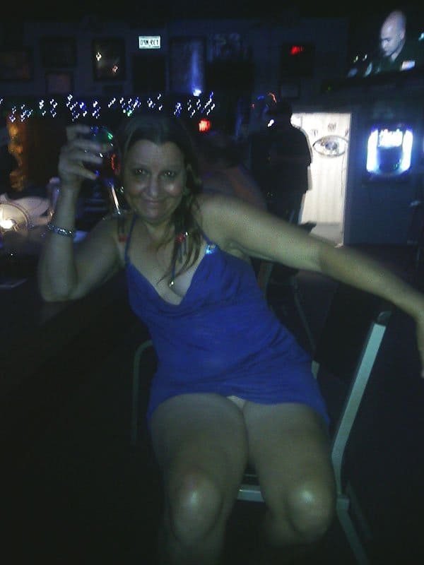 Пьяная баба бухает в баре без трусов и лифчика 1 из 14 фото