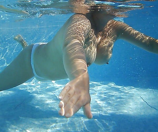 Cиськи плавают в воде и под водой фото фото