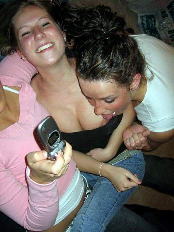Пьяные девки показывают голые сиськи на публике 17 из 30 фото