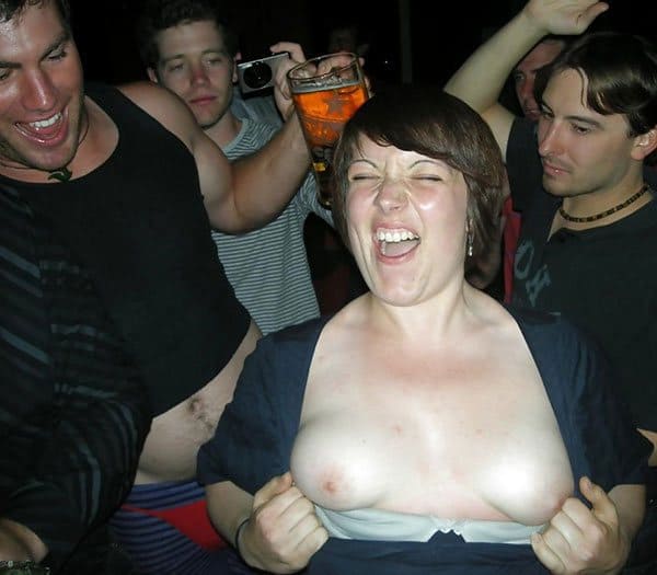 Пьяные девки показывают голые сиськи на публике 22 из 30 фото