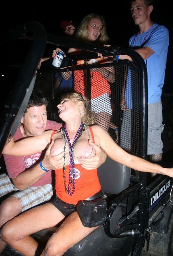 Пьяные девки показывают голые сиськи на публике 27 из 30 фото