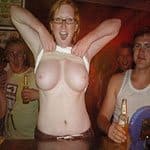 Пьяные девки показывают голые сиськи на публике