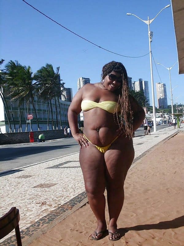 Толстые девушки на пляже одетые в бикини не по размеру 11 из 30 фото