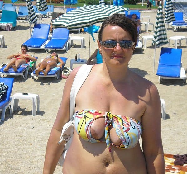 Толстые девушки на пляже одетые в бикини не по размеру 16 из 30 фото