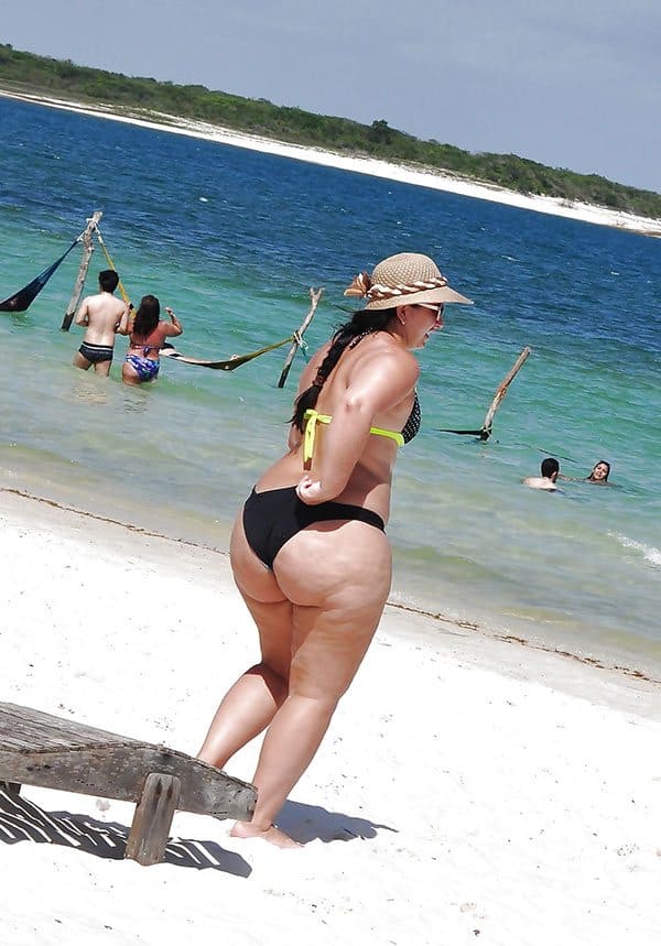 Толстые девушки на пляже одетые в бикини не по размеру 17 из 30 фото