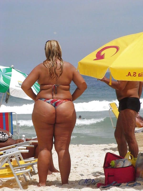 Толстые девушки на пляже одетые в бикини не по размеру 2 из 30 фото
