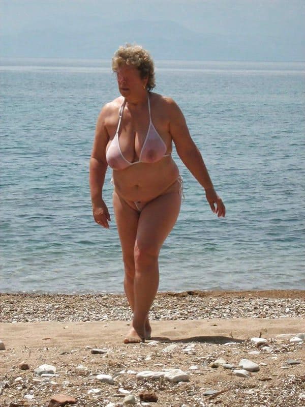 Толстые девушки на пляже одетые в бикини не по размеру 27 из 30 фото