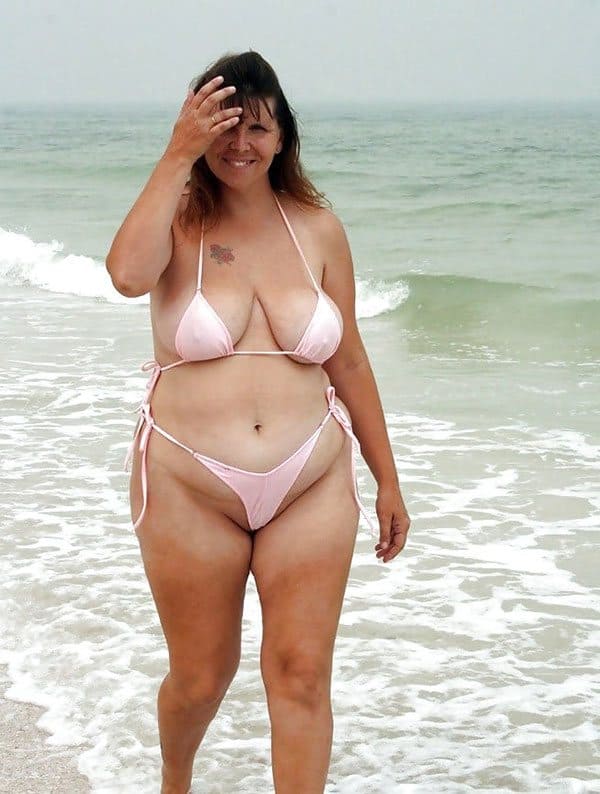 Толстые девушки на пляже одетые в бикини не по размеру 30 из 30 фото