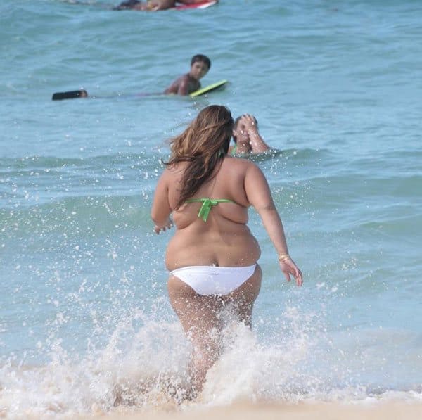 Толстые девушки на пляже одетые в бикини не по размеру 4 из 30 фото